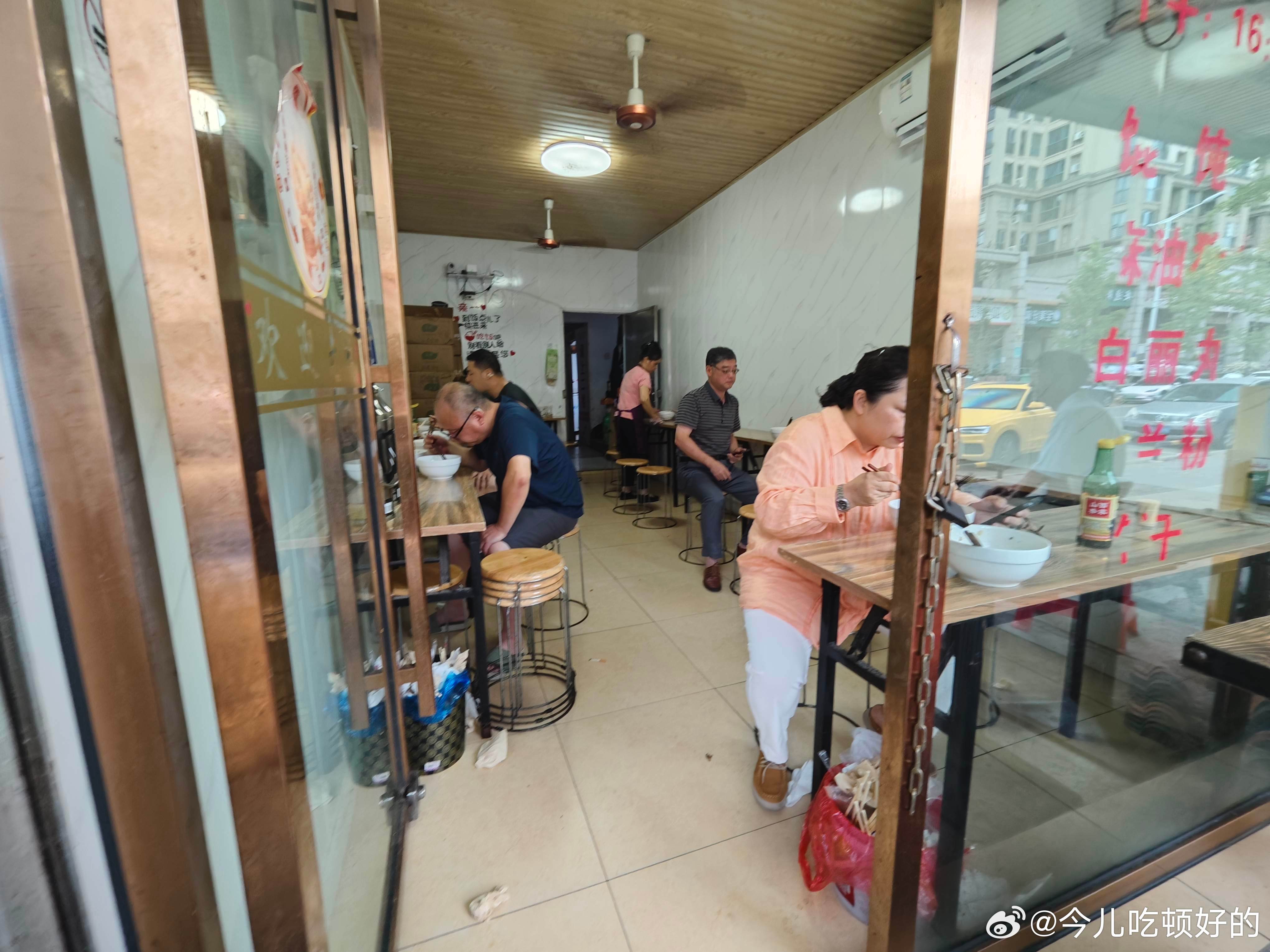 百万人在线云蹲守帮肥娟看店 小吃店爆红网络